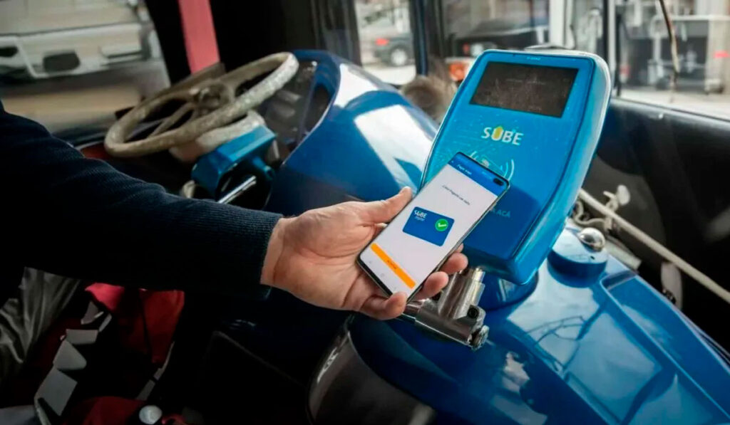 Cuáles son las casi 200 líneas de colectivos de todo el país que ya aceptan pagos con tarjeta, celular y QR Sube