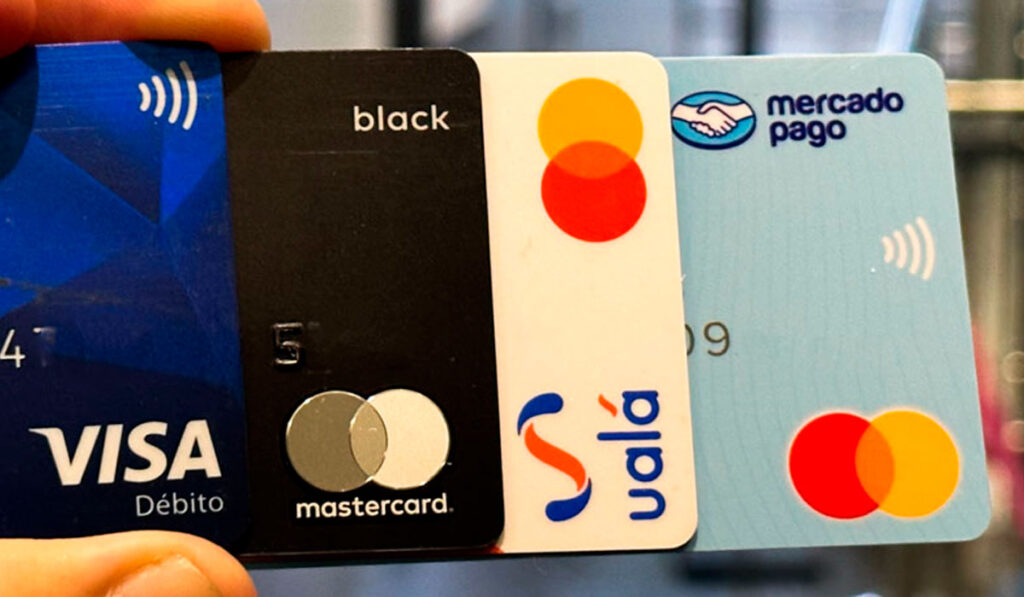 Mercado Pago, Nubank, Revolut y Ualá: la dura pelea por una tarjeta y un modelo de negocio tarjetas