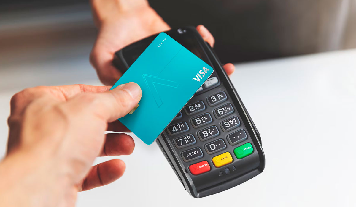 Tarjeta de débito: qué hacer si me quieren cobrar recargos por pagar con esta opción